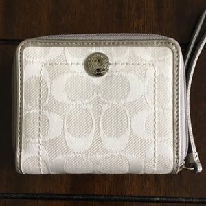 Fabulous find! Coach signature wallet 👠 👛